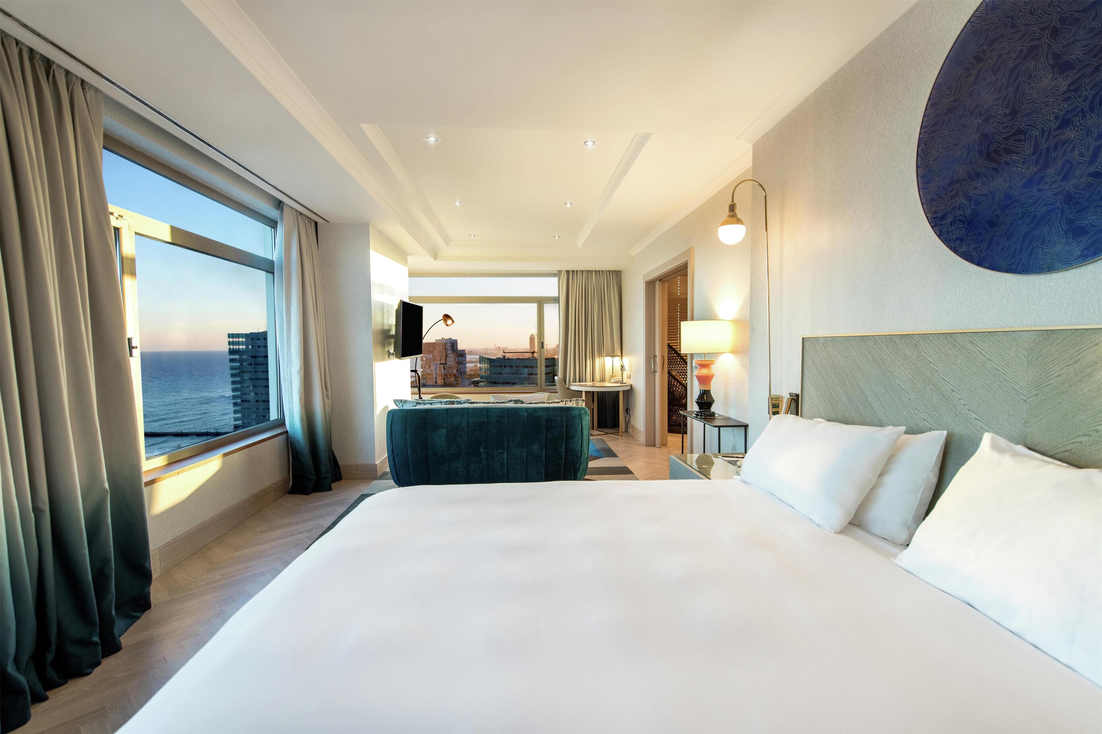 Suite, 1 cama de matrimonio grande (Skyline) | Zona de estar | Televisión LED de 42 pulgadas con canales por satélite, una televisión