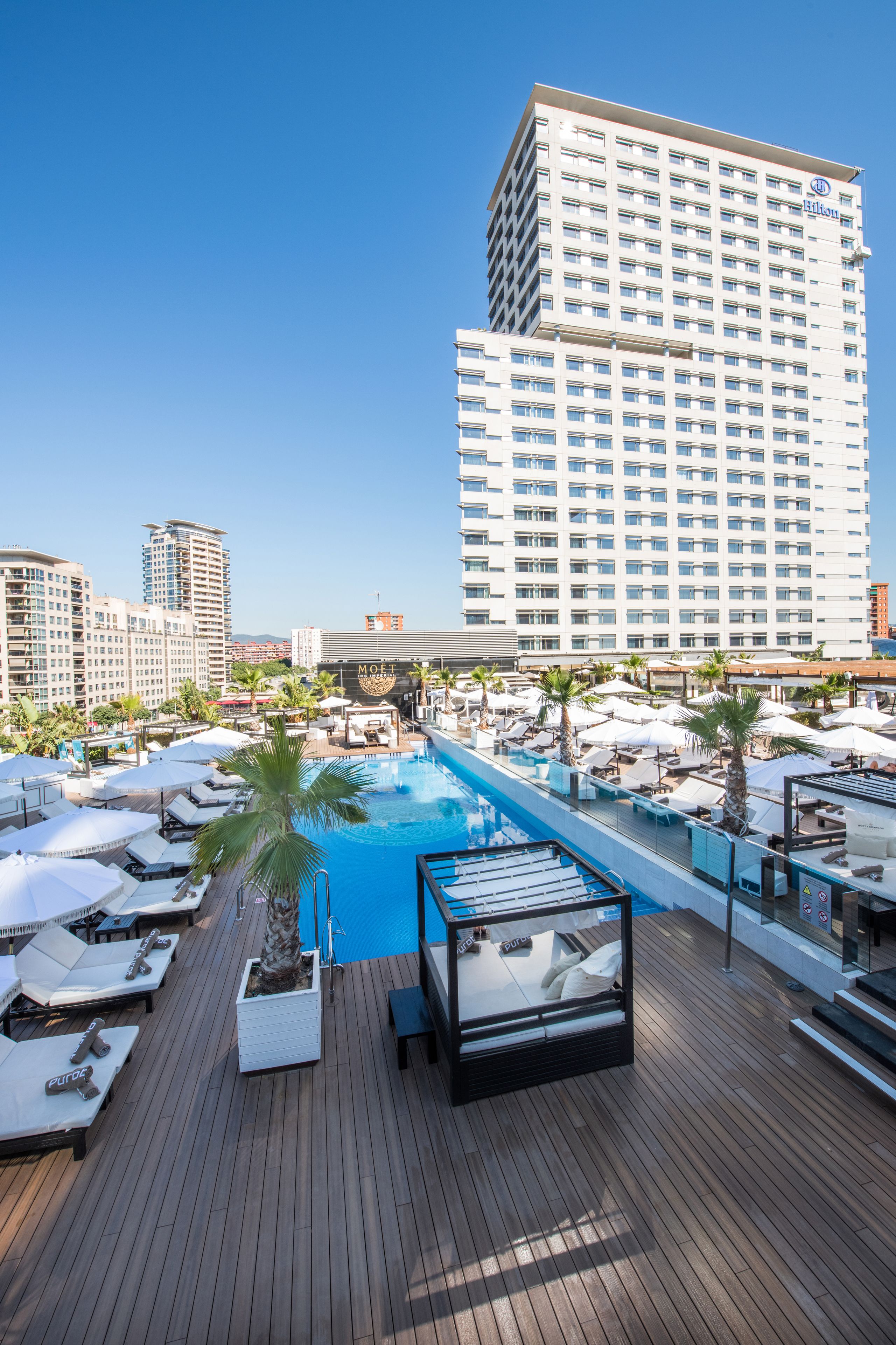 Een seizoensgebonden buitenzwembad en zwembadcabana's (toeslag)