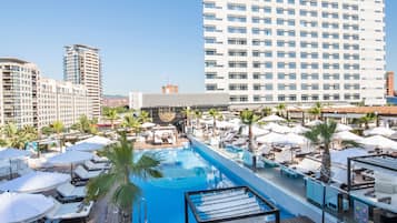 Een seizoensgebonden buitenzwembad en zwembadcabana's (toeslag)