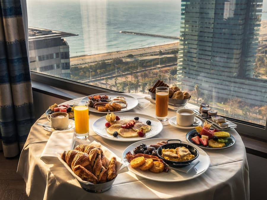 2 restaurants; breakfast, lunch and dinner served