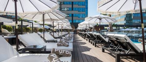 Kauden mukainen ulkouima-allas, maksullisia cabañoita, aurinkovarjoja