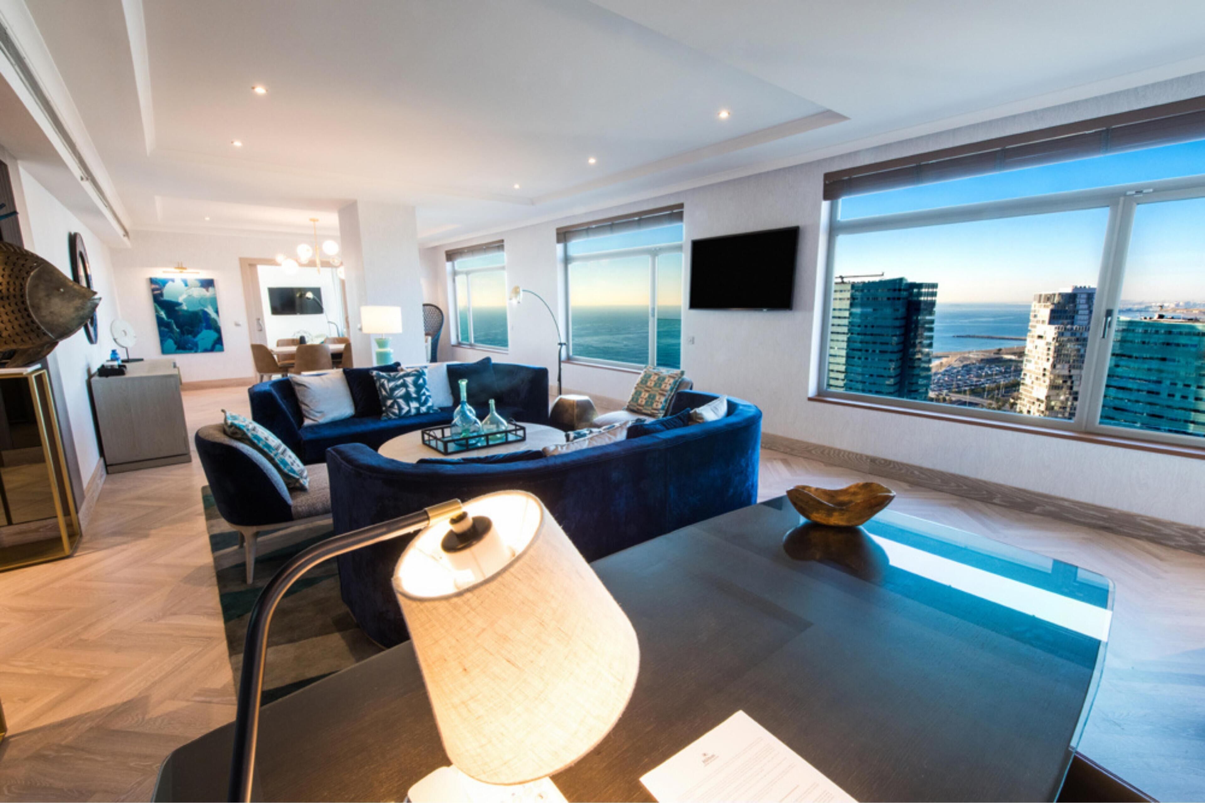 Suite, 1 kingsize bed (Skyline) | Hypoallergeen beddengoed, donsdekens, een kluis op de kamer, een bureau