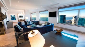 Suite, 1 kingsize bed (Skyline) | Hypoallergeen beddengoed, donsdekens, een kluis op de kamer, een bureau