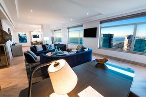 Suite, 1 King Bed (Skyline) | Hypo-allergenic bedding, down comforters, in-room safe, desk - Hilton Diagonal Mar Barcelona (Barcelona)