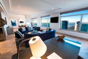 Suite, 1 King Bed (Skyline) | Hypo-allergenic bedding, down comforters, in-room safe, desk - Hilton Diagonal Mar Barcelona (Barcelona)