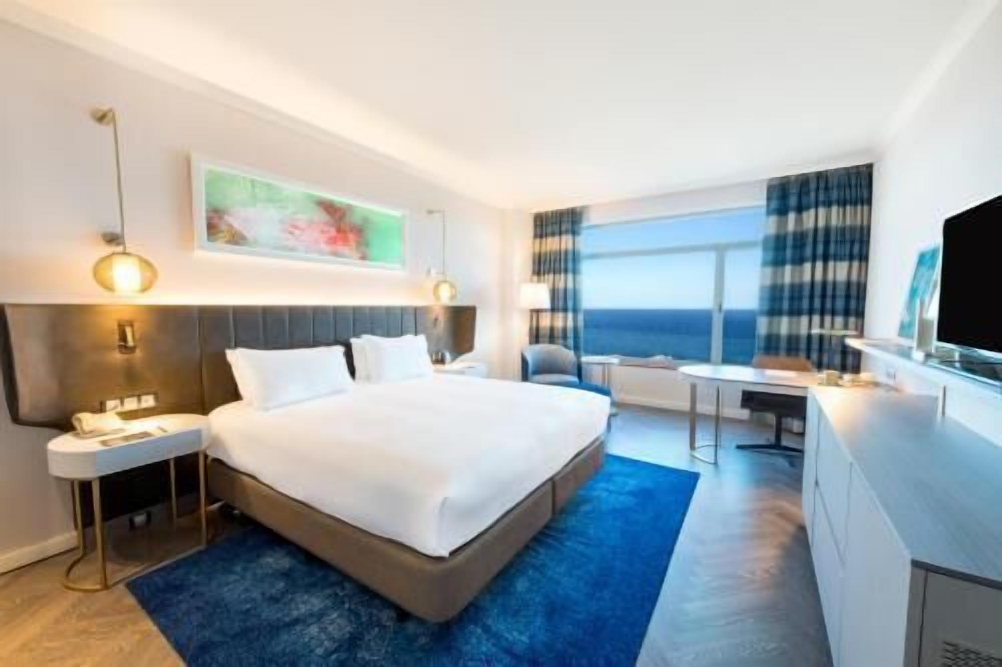 Hypo-allergenic bedding, down comforters, in-room safe, desk