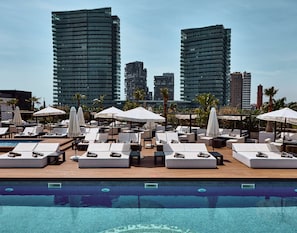 Seasonal outdoor pool, cabanas (surcharge), pool umbrellas - Hilton Diagonal Mar Barcelona (Barcelona)