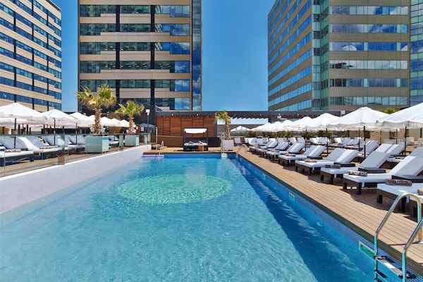 Kauden mukainen ulkouima-allas, maksullisia cabañoita, aurinkovarjoja