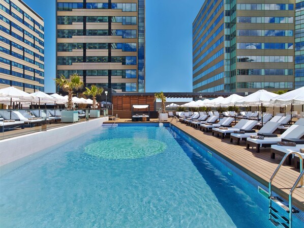 Seasonal outdoor pool, cabanas (surcharge), pool umbrellas - Hilton Diagonal Mar Barcelona (Barcelona)