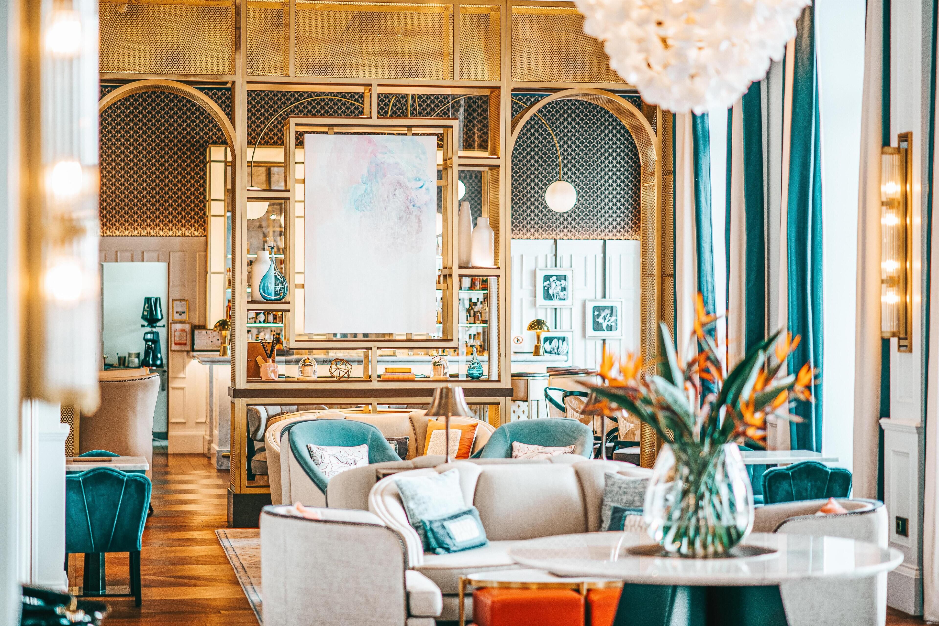 Serveert ontbijt, lunch, diner, Mediterrane gerechten 