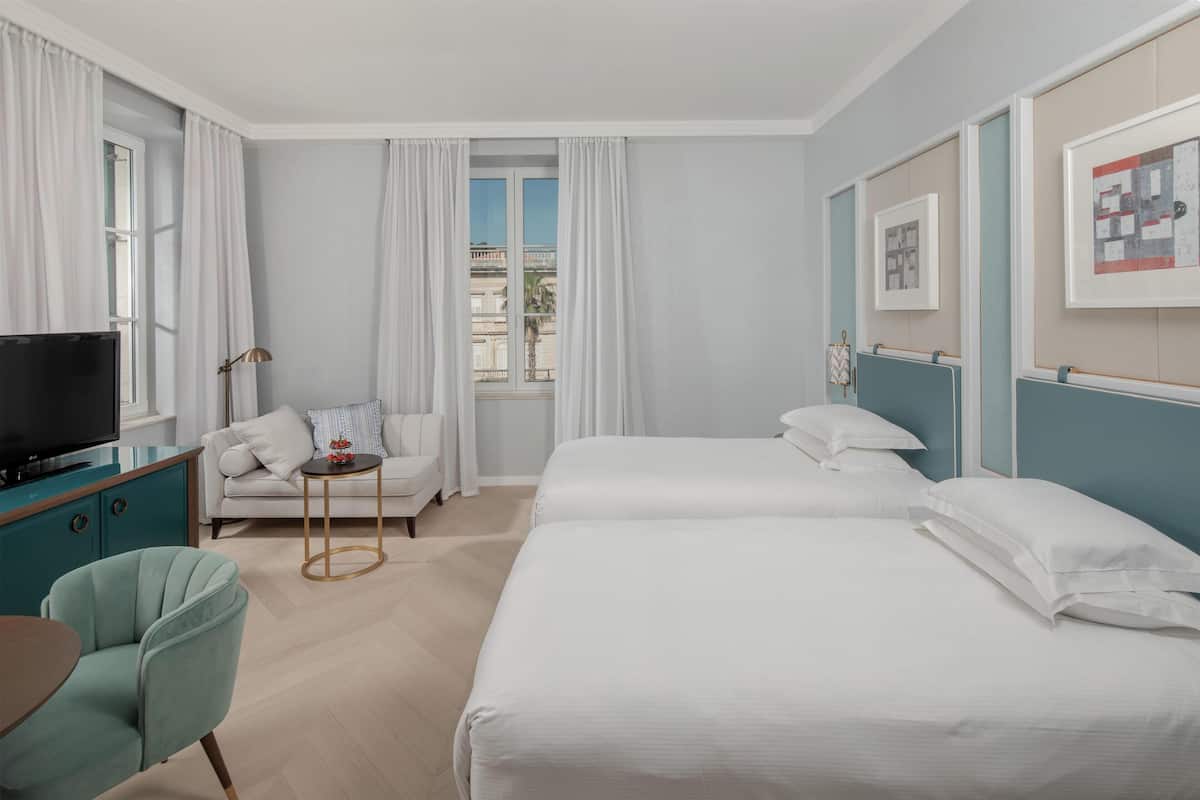 Executive Room, 2 Single Beds, Club lounge access | Living area | Plasma TV