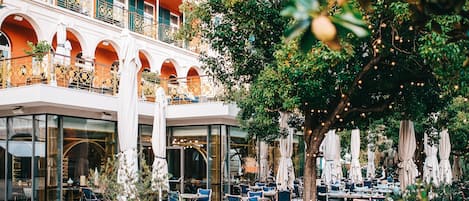 Breakfast, lunch, dinner served; Mediterranean cuisine