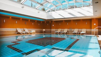 Indoor pool, sun loungers