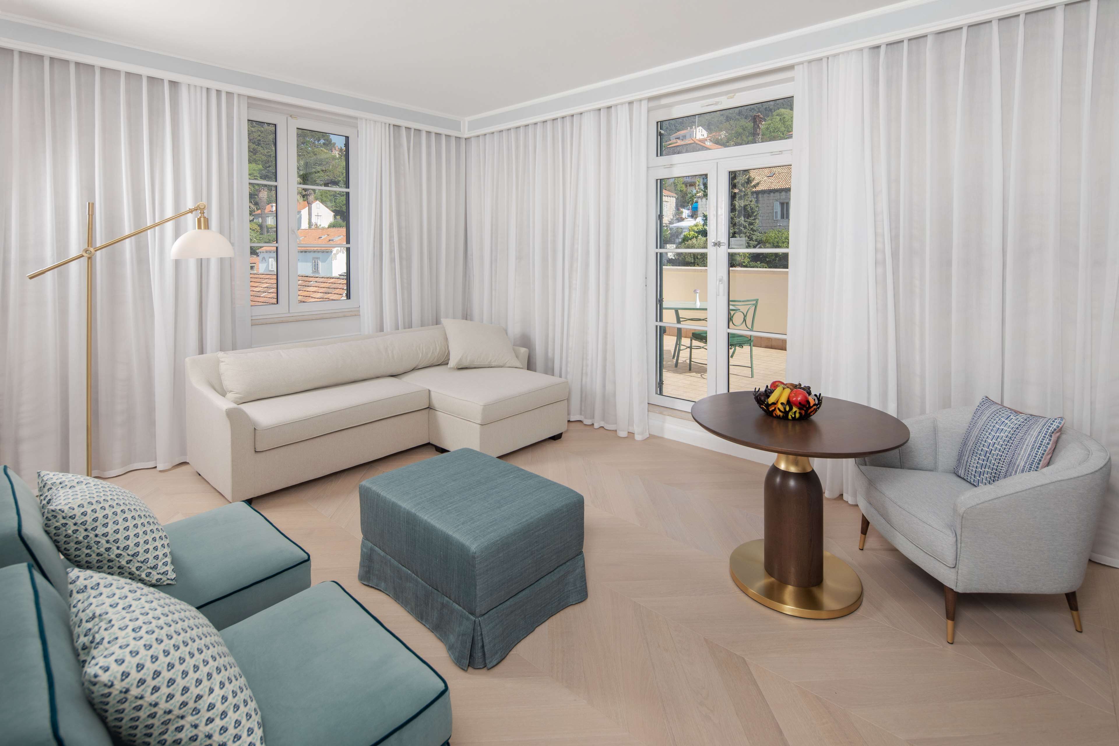 deluxe suite, 1 king bed | living area | plasma tv