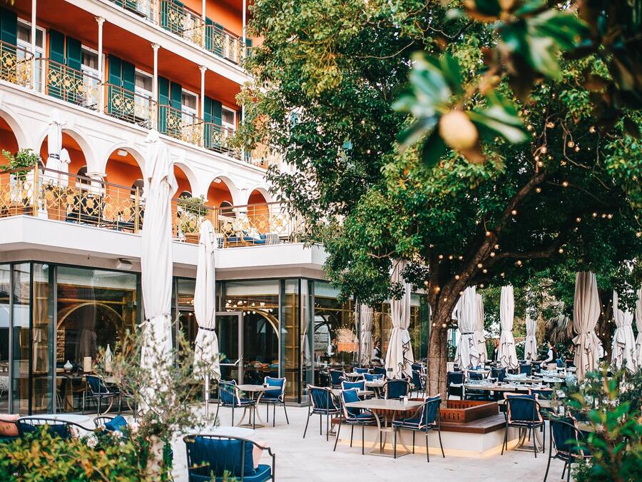 Petit déjeuner, déjeuner et dîner servis sur place