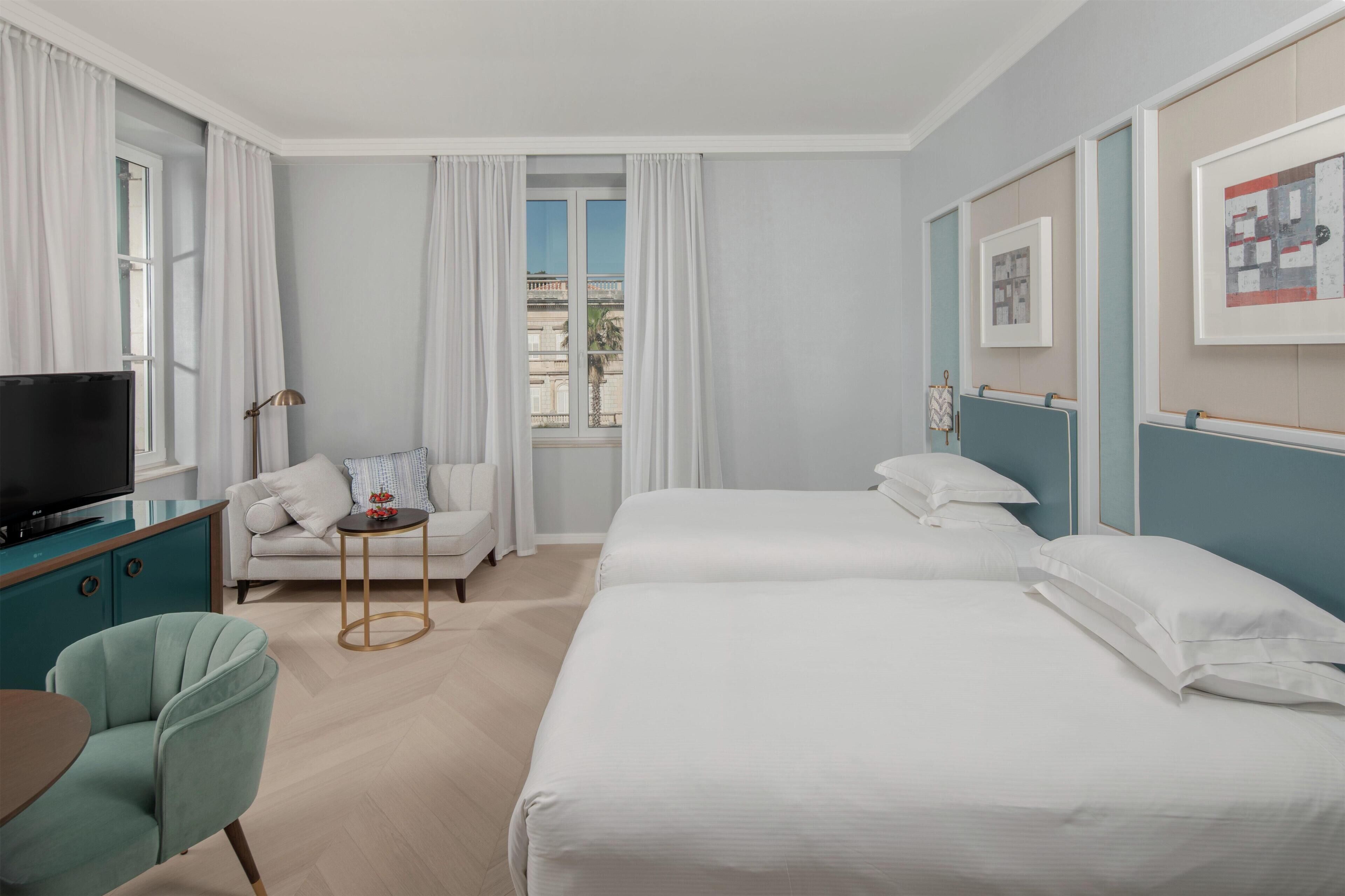 Executive Room, 2 Single Beds, Club lounge access | Minibar, in-room safe, desk, laptop workspace