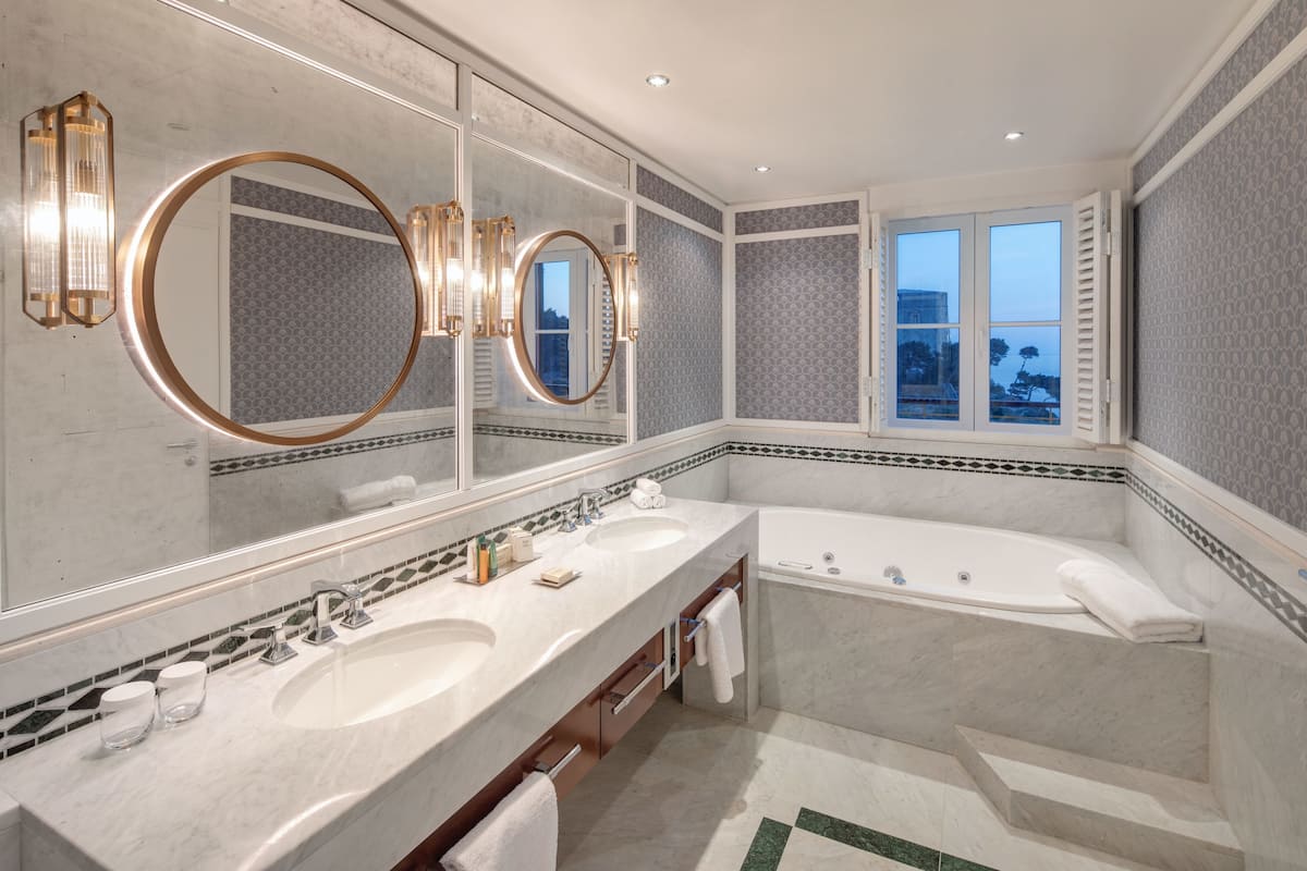 imperial suite | bathroom | free toiletries, hair dryer, towels