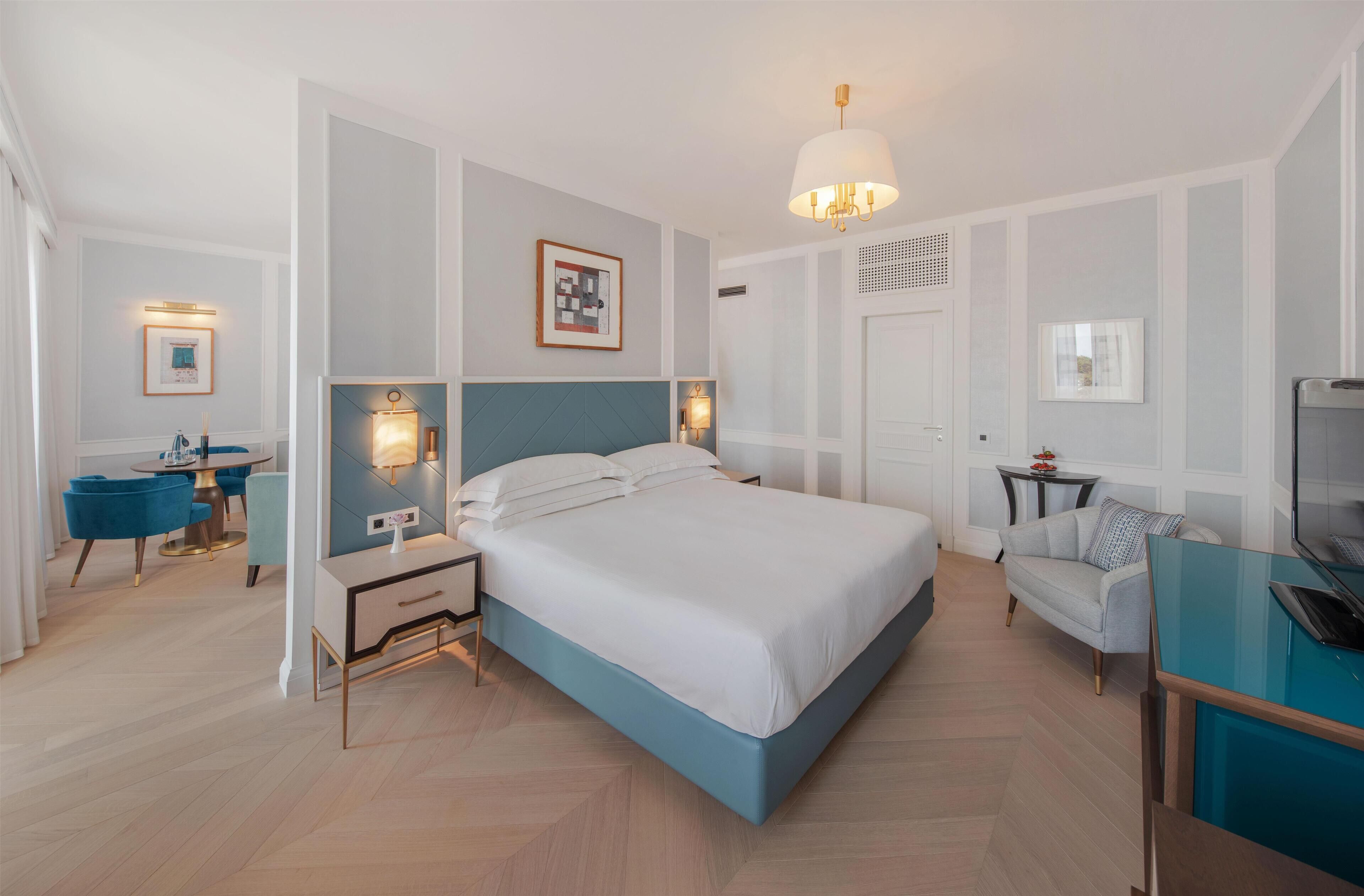 Minibar, caja de seguridad en la habitación y escritorio 