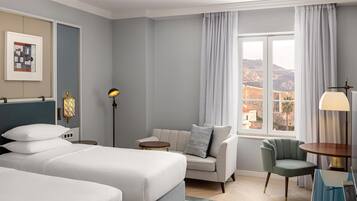 Twin Guest Room with Sea View | Minibar, coffres-forts dans les chambres, bureau