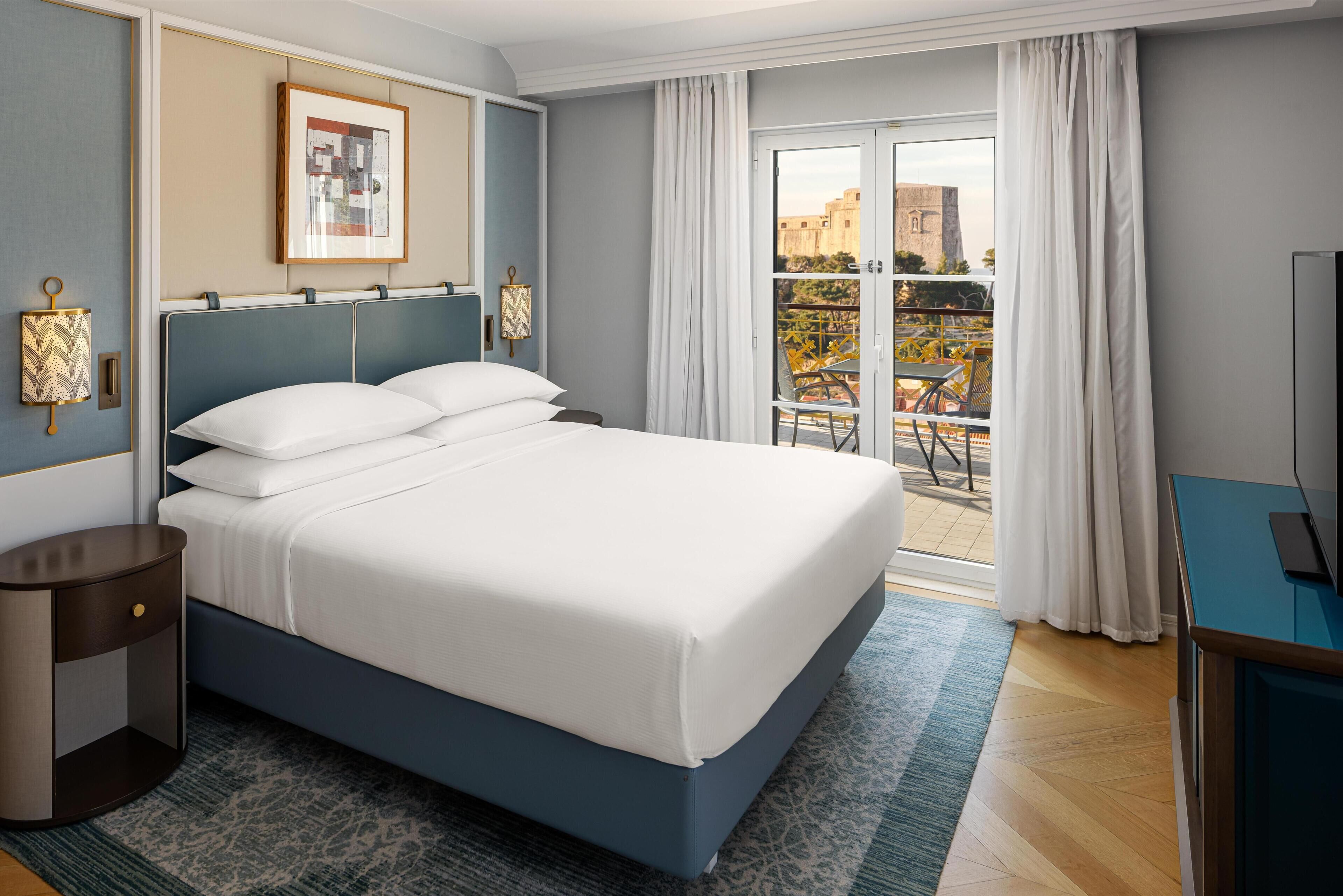 Chambre Exécutive, 1 très grand lit, vue mer | Minibar, coffres-forts dans les chambres, bureau