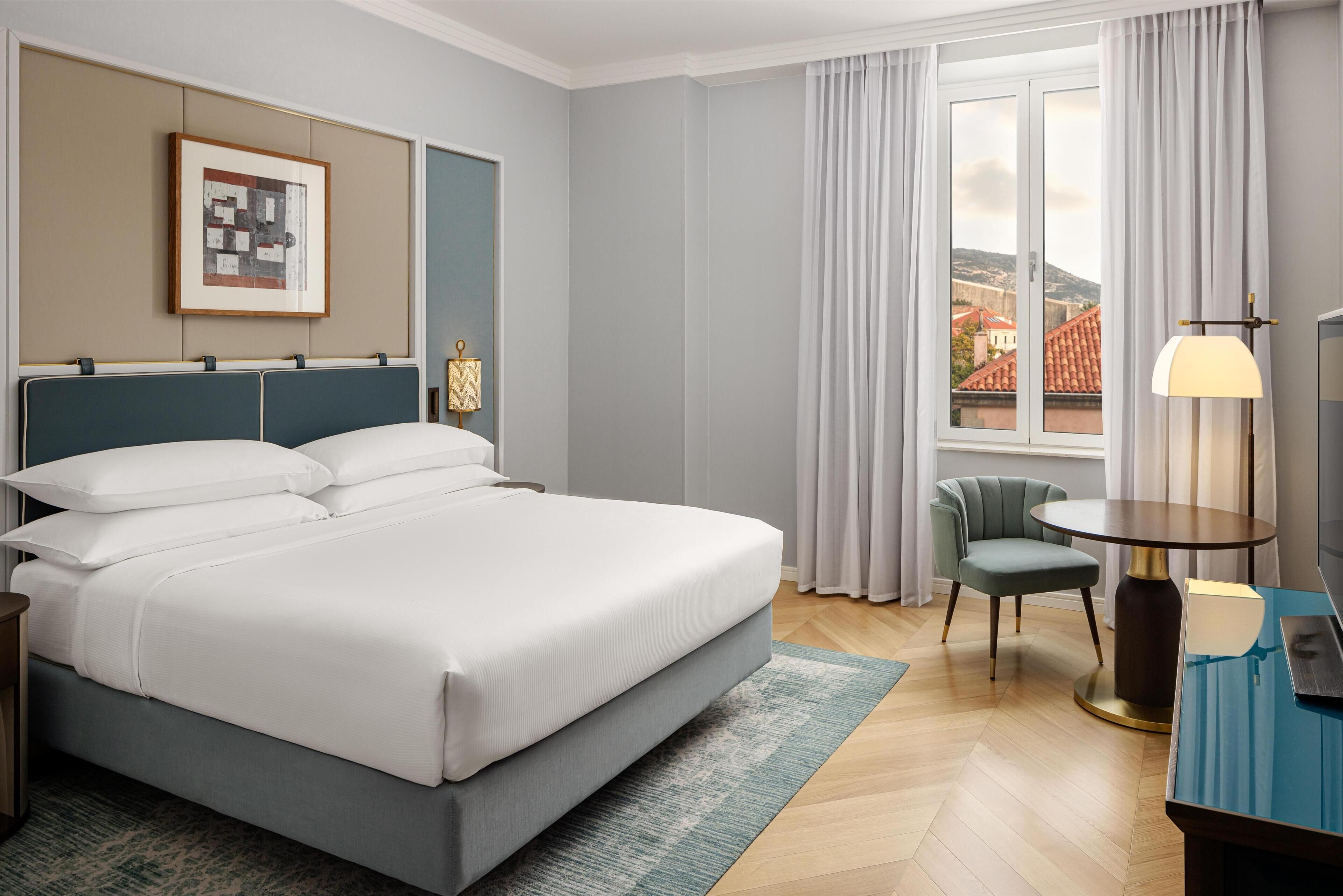 Room, 1 King Bed, Accessible | Minibar, in-room safe, desk, laptop workspace