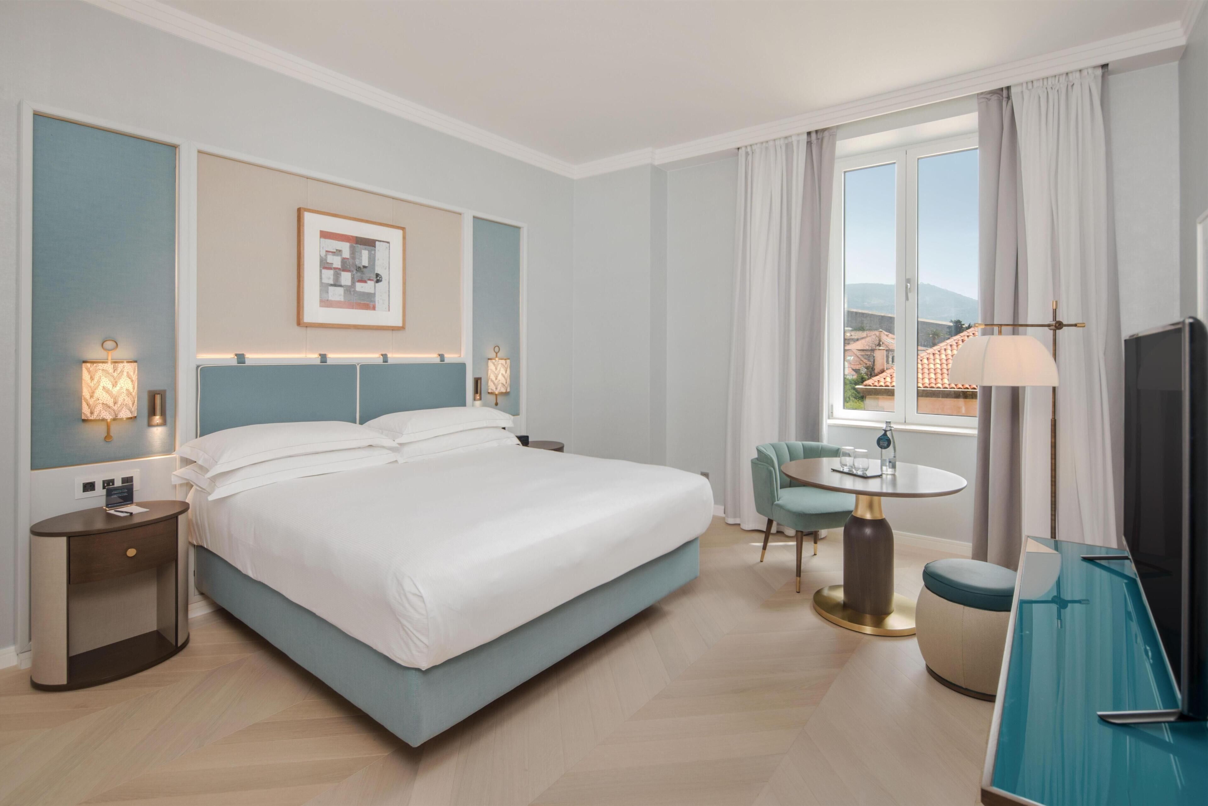 King Guest Room with Sea View  | Living area | Plasma TV