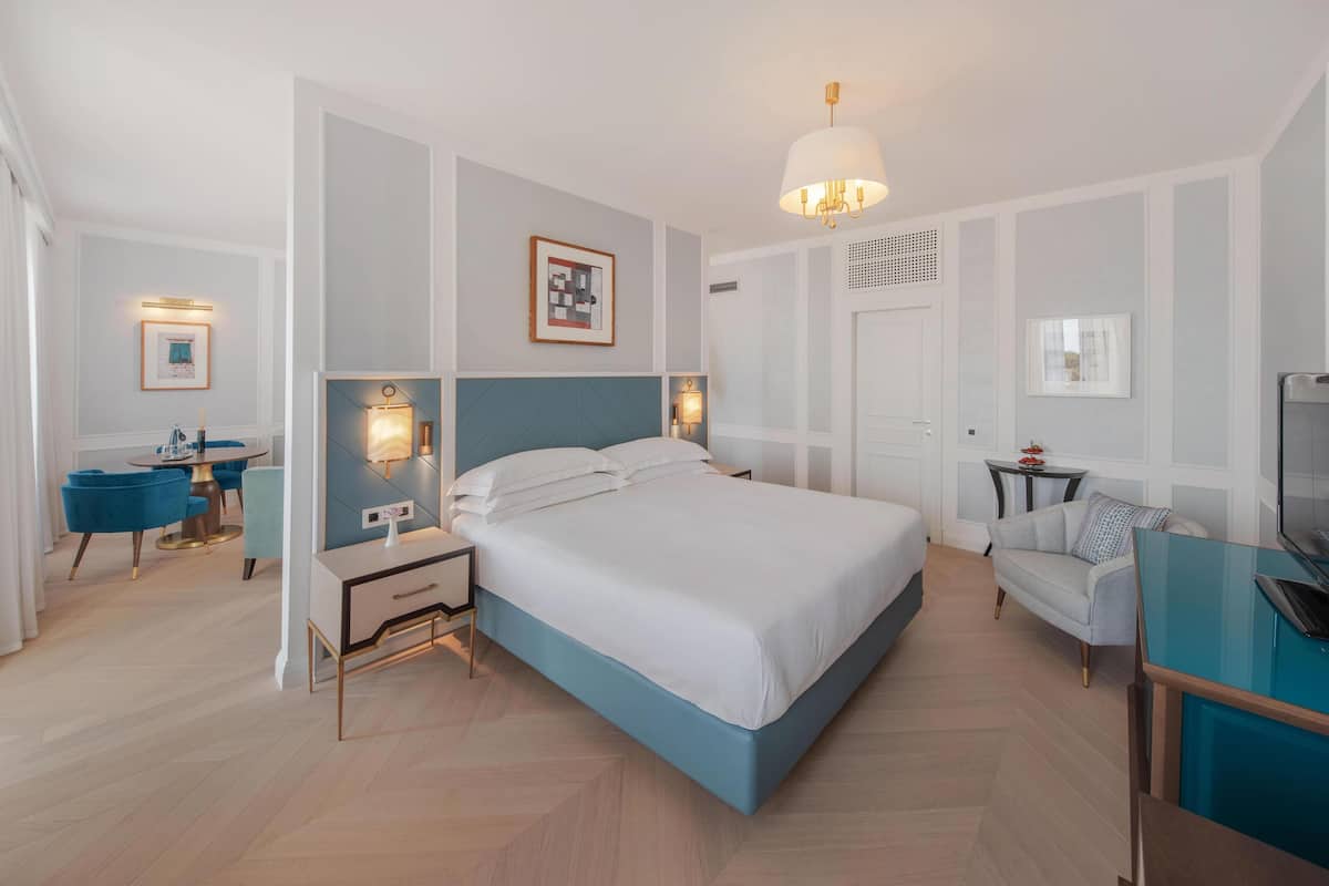 Suite Deluxe, vista al mar | Minibar, caja de seguridad en la habitación y escritorio