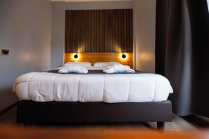 Standard Double Room | In-room safe, desk, soundproofing, free WiFi - Scheppers Hotel (Rome)