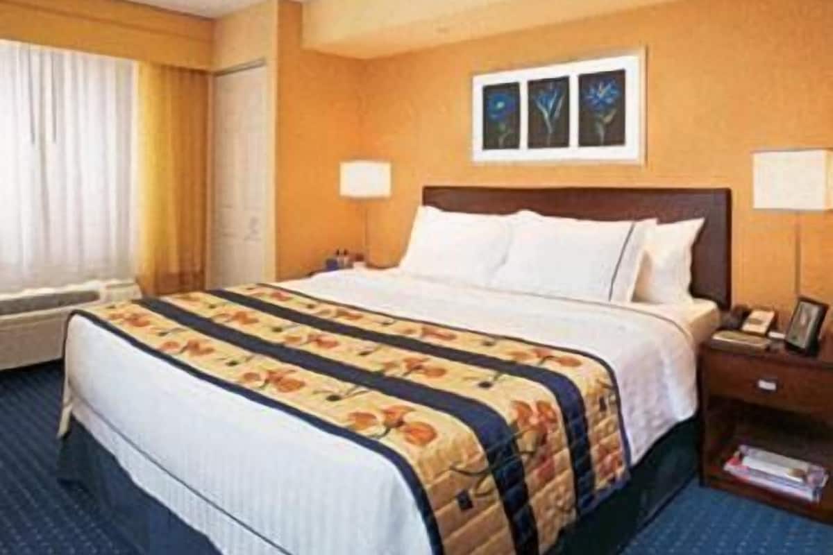 Down duvets, Select Comfort beds, desk, blackout curtains