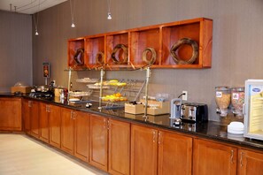 Tägliches inbegriffenes kontinentales Frühstück