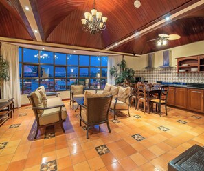 高級寢具、迷你吧、房內夾萬、書桌