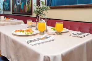Breakfast meal - Hotel Casa Roland San José (San José)
