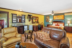 Executive suite | Luxe beddengoed, een minibar, een kluis op de kamer, een bureau