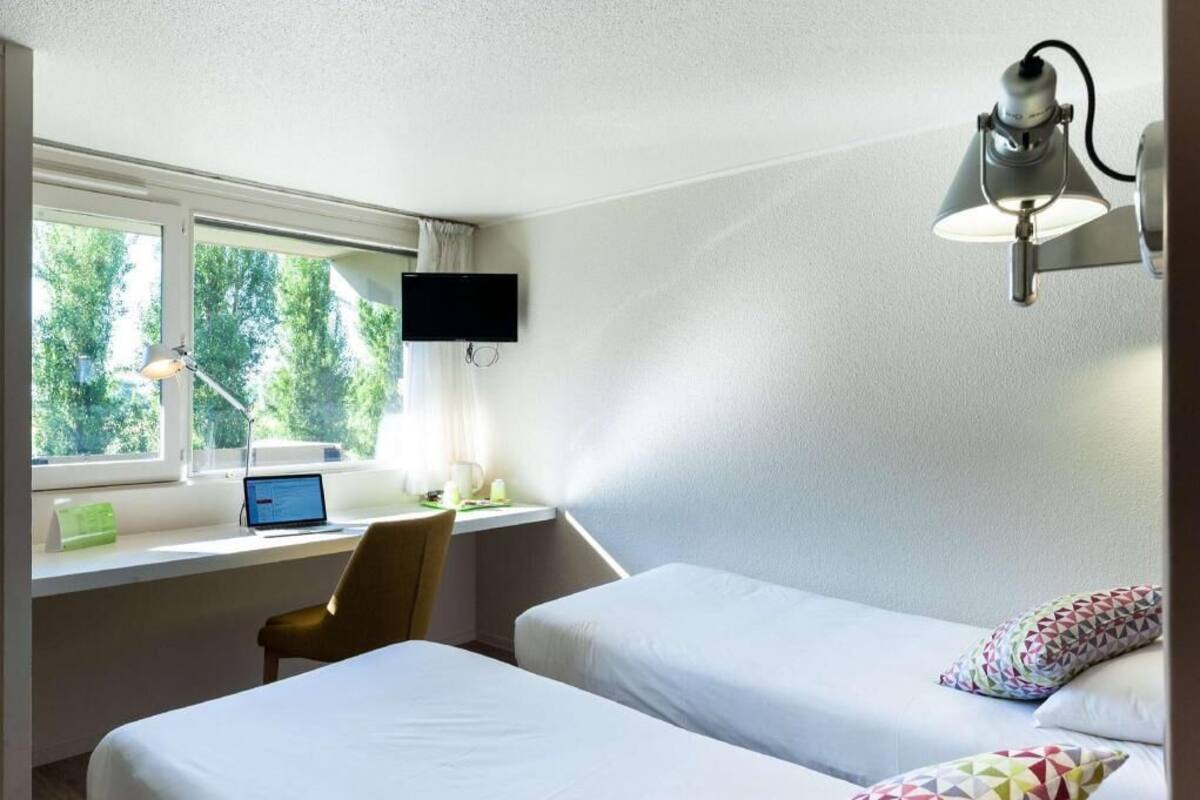 Muebles diferentes, escritorio y tabla de planchar con plancha