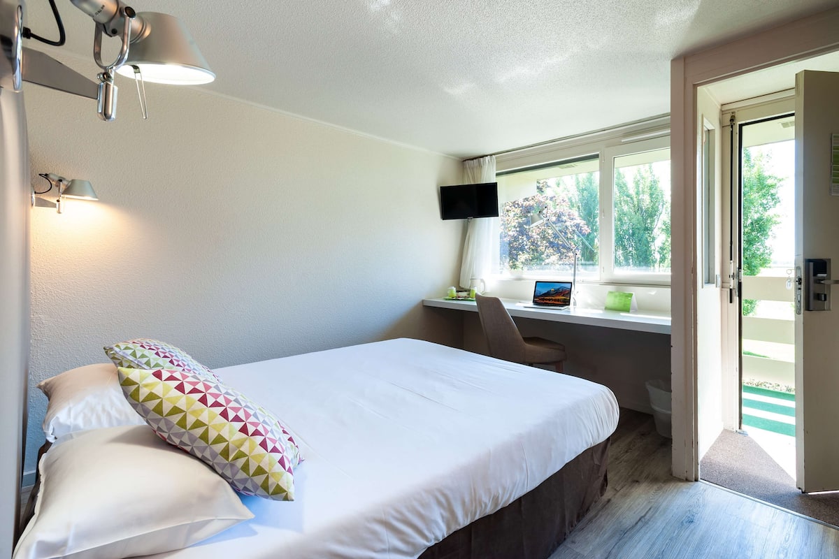 Individually furnished, desk, iron/ironing board, free WiFi