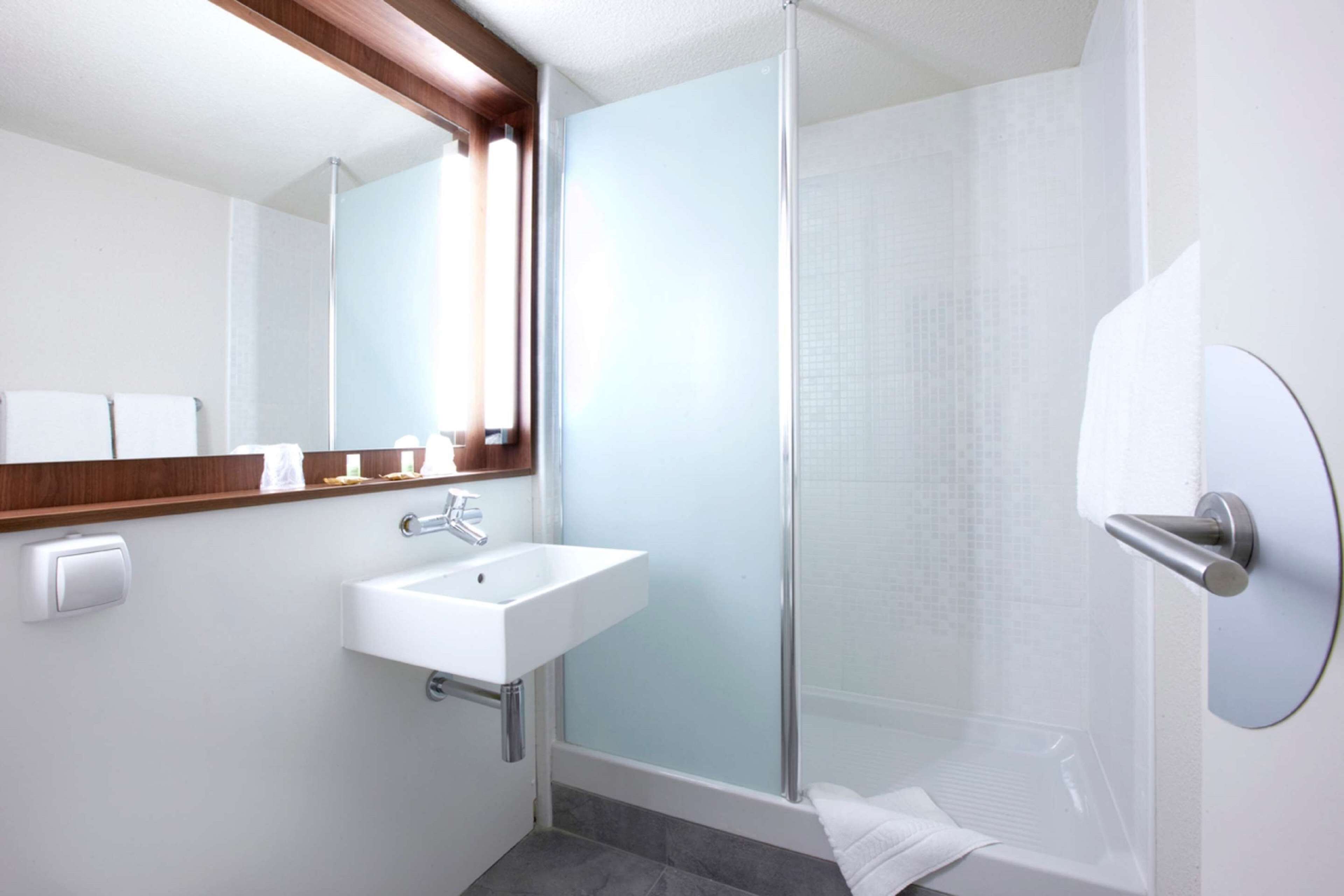 Articles de toilette écologiques, sèche-cheveux, serviettes fournies