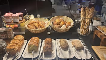 Dagelijks ontbijtbuffet (EUR 14.9 per persoon)