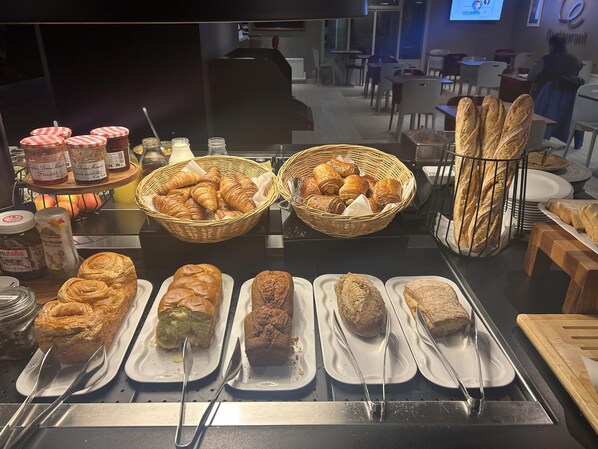 Petit déjeuner buffet (14.9 EUR par personne)