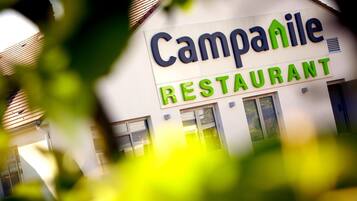 Vista frontal de la propiedad