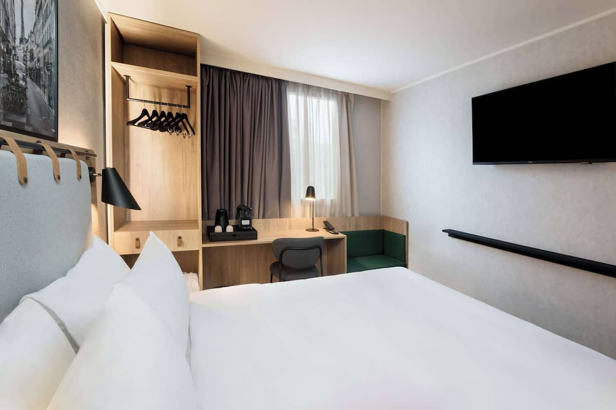 Espacio para trabajar con laptop, wifi gratis y ropa de cama