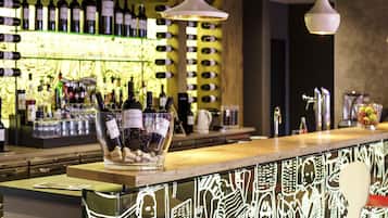 Serviert Frühstück, Mittagessen und Abendessen