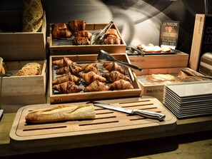 Buffet déjeuner servi tous les jours en supplément