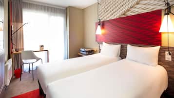 Luxe beddengoed, een bureau, verduisterende gordijnen