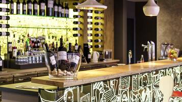 Serverer frokost, lunsj og middag