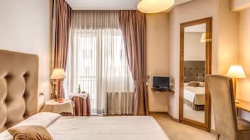 Minibar, caja de seguridad en la habitación y muebles diferentes