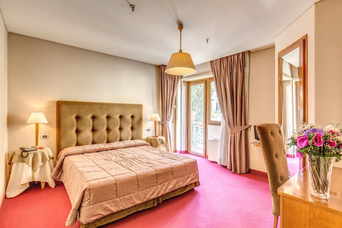 Een minibar, een kluis op de kamer, individueel gemeubileerd, een bureau