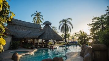 Piscina externa, funciona das 8h às 22h, guarda-sóis