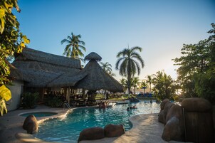 Piscina externa, funciona das 8h às 22h, guarda-sóis