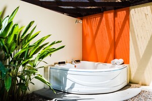 Deluxe Rooms | Banheiro | Chuveiro, produtos de toalete biodegradáveis, secador de cabelo 