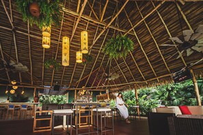 Petit déjeuner, déjeuner et dîner servis sur place, vue sur la piscine